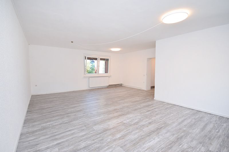 Sonniges Einfamilienhaus mit großzügigem Hanggrundstück...